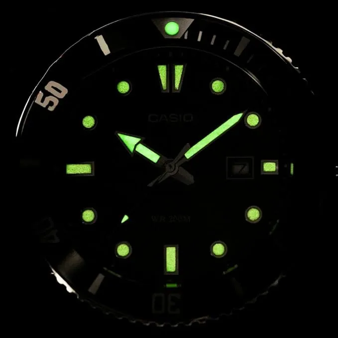 Casio Marlin MDV‑106 mostrando la luminiscencia azul verdosa en condiciones de poca luz