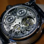 Reloj Jaeger-LeCoultre Hybris Mechanica à Grande Sonnerie visto en perspectiva, mostrando su compleja maquinaria y gongs de cristal.