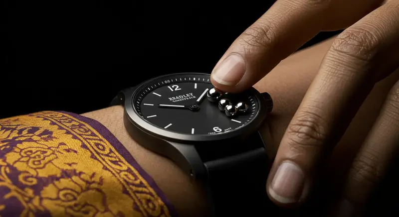 Reloj Bradley Timepiece con bolas magnéticas flotantes que marcan la hora de forma táctil, revolucionando la relojería inclusiva
