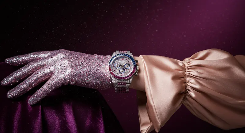 Reloj vintage en escena queer