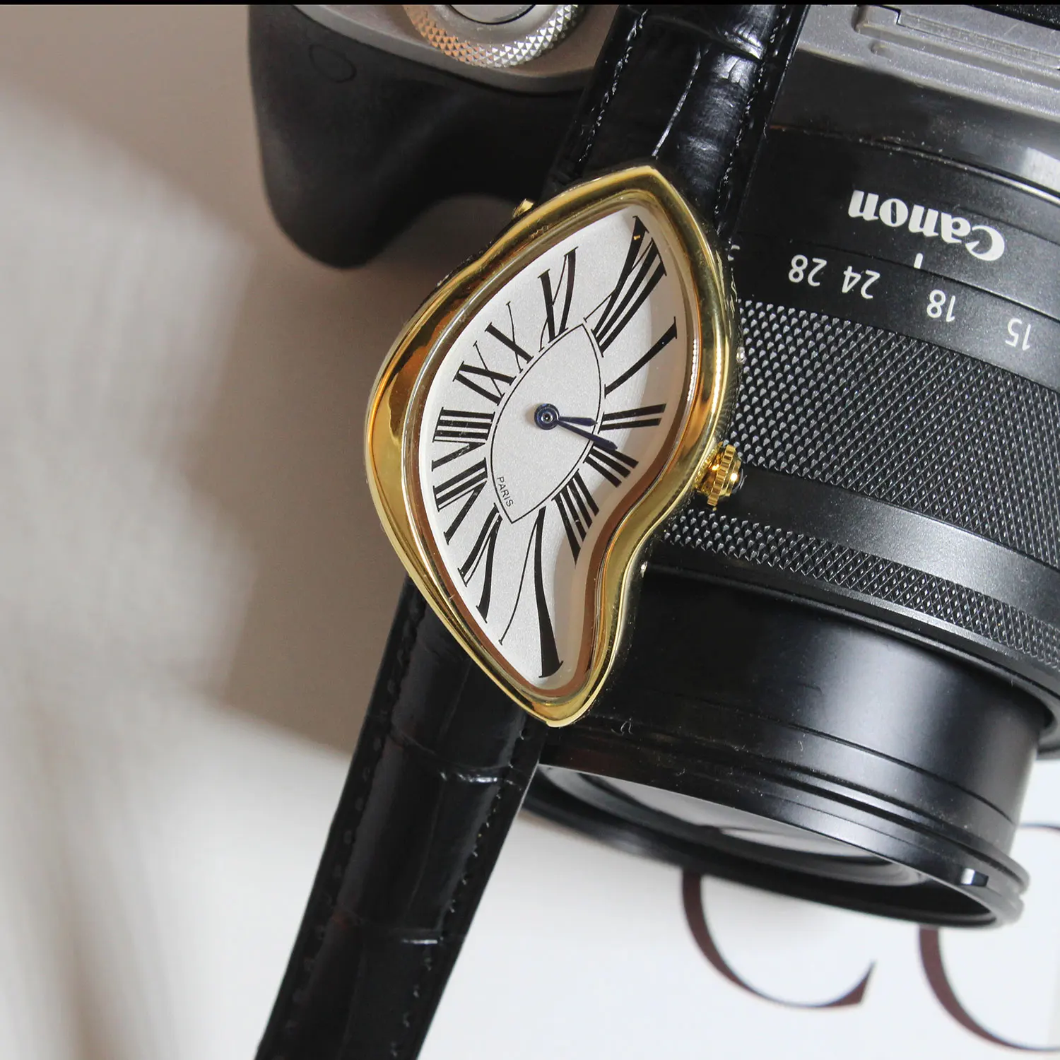 Reloj de moda Alien Crash Melt Twist estilo Y2K, con diseño derretido en la esfera y correa de silicona.