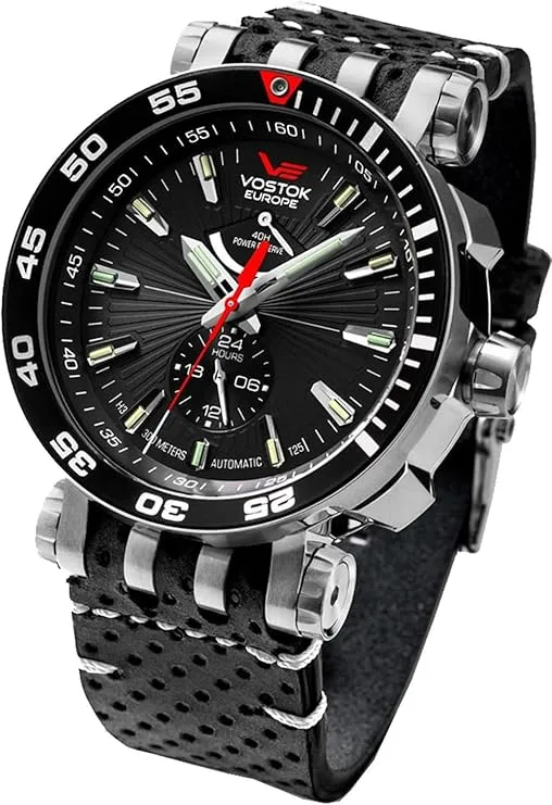 Reloj Vostok Europe Energia Rocket 575 con diseño espacial y detalles de cronógrafo, ideal para coleccionistas y aficionados a la relojería de inspiración aeroespacial.