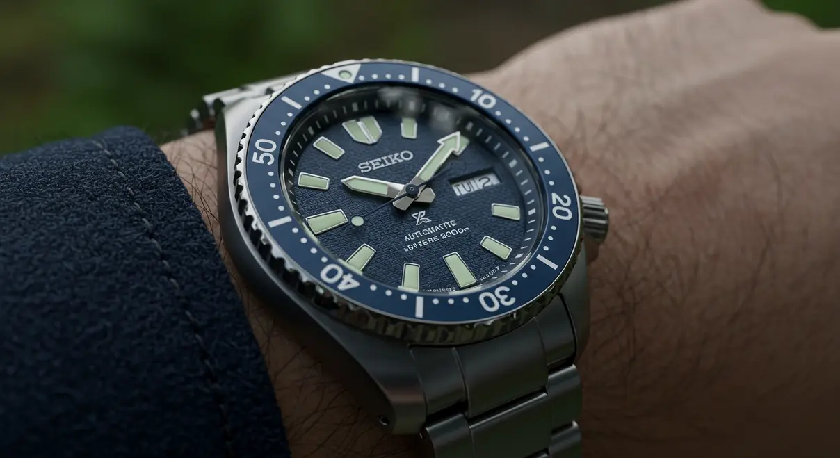 Detalle macro de un reloj Seiko Mod con una vibrante esfera azul y bisel a juego.