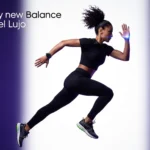 Reloj TAG Heuer conectado junto a zapatillas New Balance en colaboración, mostrando estilo y lujo deportivo.