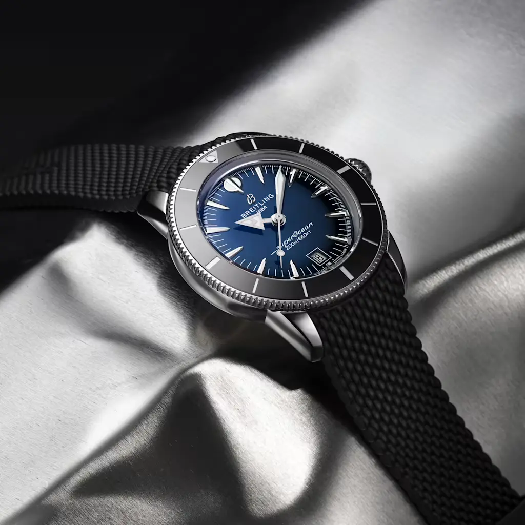 Detalle de la esfera azul y bisel cerámico del Breitling Superocean Heritage B31