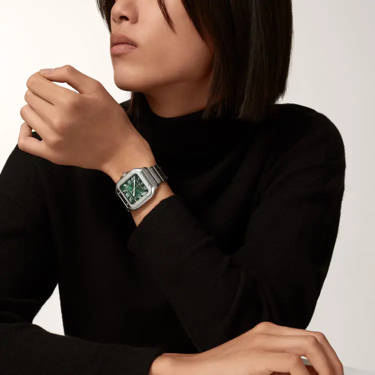 Tendencia Quiet Luxury 2.0: Cartier Santos esfera verde en muñeca, elegancia sin estridencias