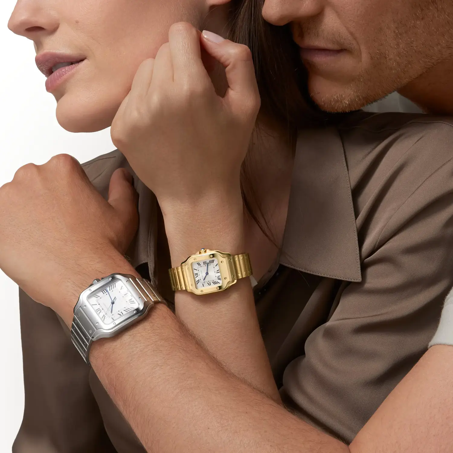 Pareja con relojes Cartier Santos neo-vintage en oro y acero, compañeros de vida
