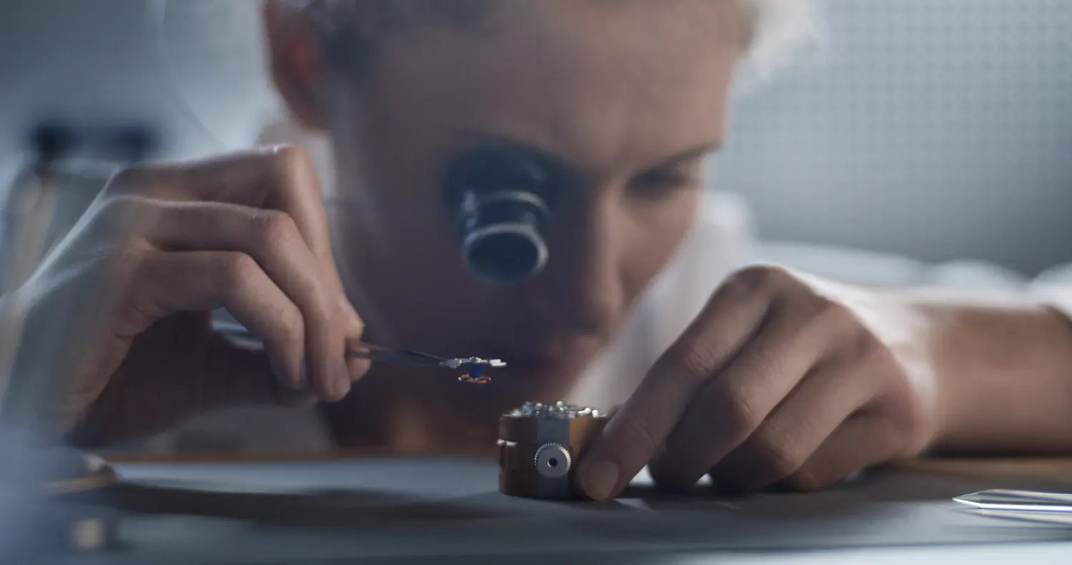 Cómo se fabrica un reloj de lujo: maestro relojero de Rolex ensamblando calibre