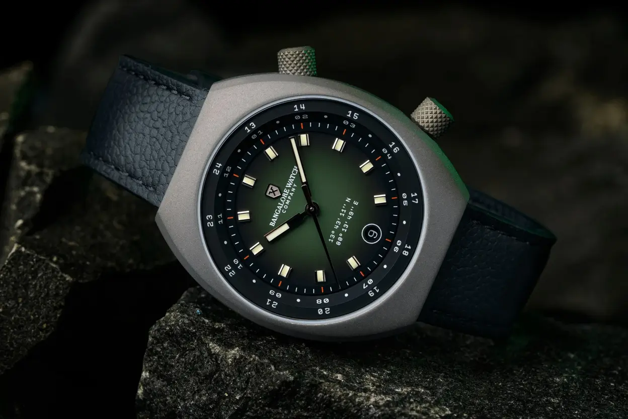 El Nuevo Mapa de la Horología: Cómo Bangalore Watch Company está Redefiniendo el Lujo Independiente 4 Colección Apogee vista horizontal, caja unibody de titanio Grado 2 con acabado Cerakote mate y esfera de diseño espacial