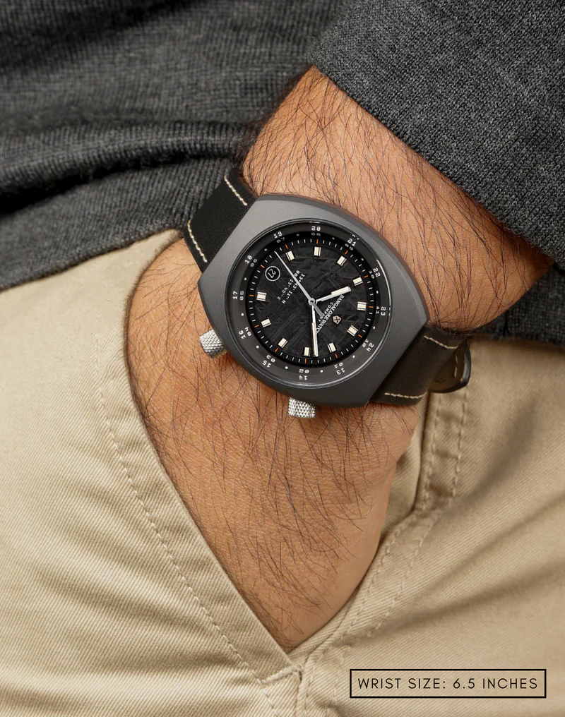 El Nuevo Mapa de la Horología: Cómo Bangalore Watch Company está Redefiniendo el Lujo Independiente 5 Modelo Visitor con esfera de meteorito Muonionalusta, líneas de Widmanstätten únicas visibles en alta relojería independiente