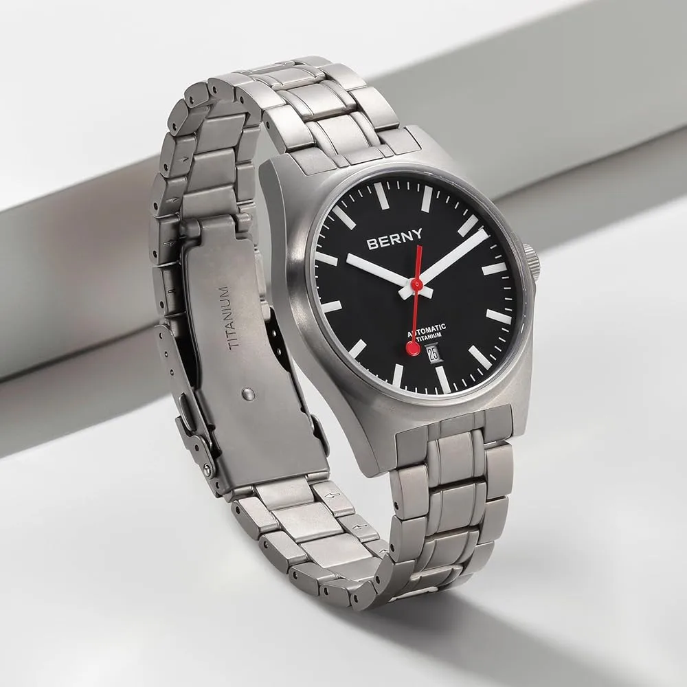 Berny AMT258MS titanio grado 2 detalle de caja con acabado arenado mate y cristal de zafiro antirreflejos