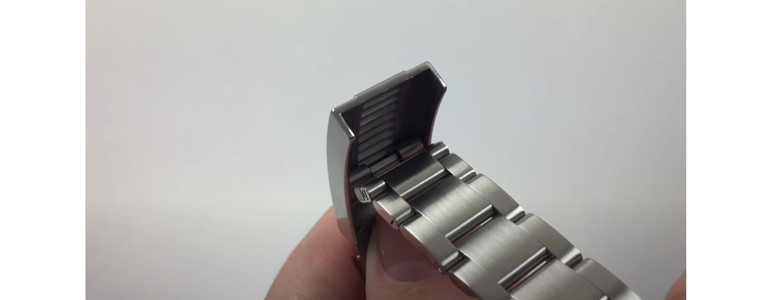 Sistema de micro-ajuste en brazalete de cronógrafo de lujo 2026, detalle de ingeniería del confort y precisión