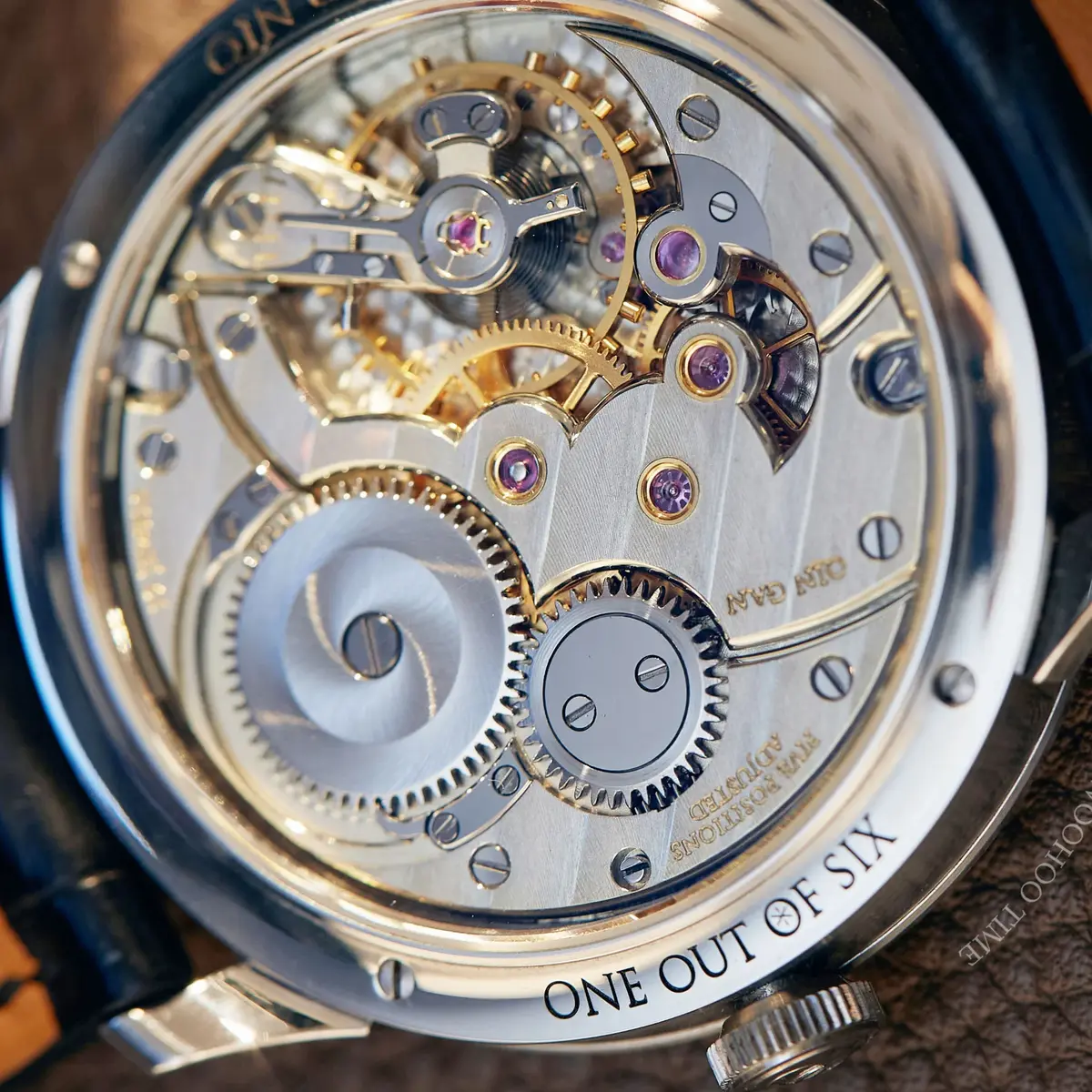 Calibre manufactura chino Qin Gan 1810 con anglage manual, black polish en tornillería y acabados haute horlogerie artesanales