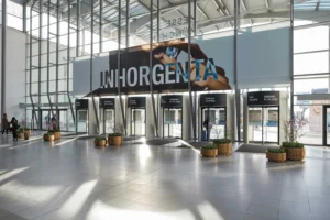 Alta Relojería, Lujo y Análisis 2 INHORGENTA Múnich 2026 entrada principal del recinto ferial Messe München durante la feria de relojería