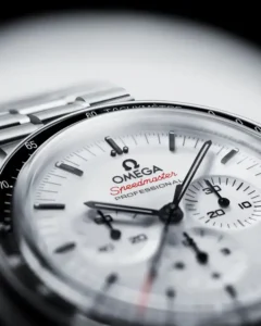 Cronógrafo Omega Speedmaster Moonwatch Professional en fondo neutro