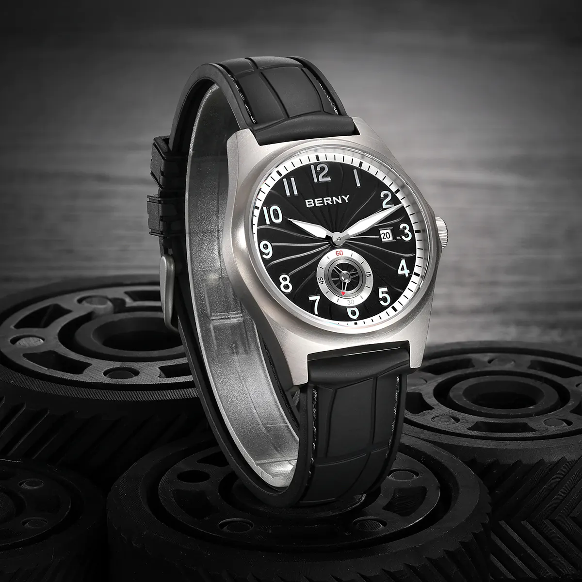 Reloj Berny automático detalle de engranajes internos con movimiento Miyota visible a través de fondo de zafiro