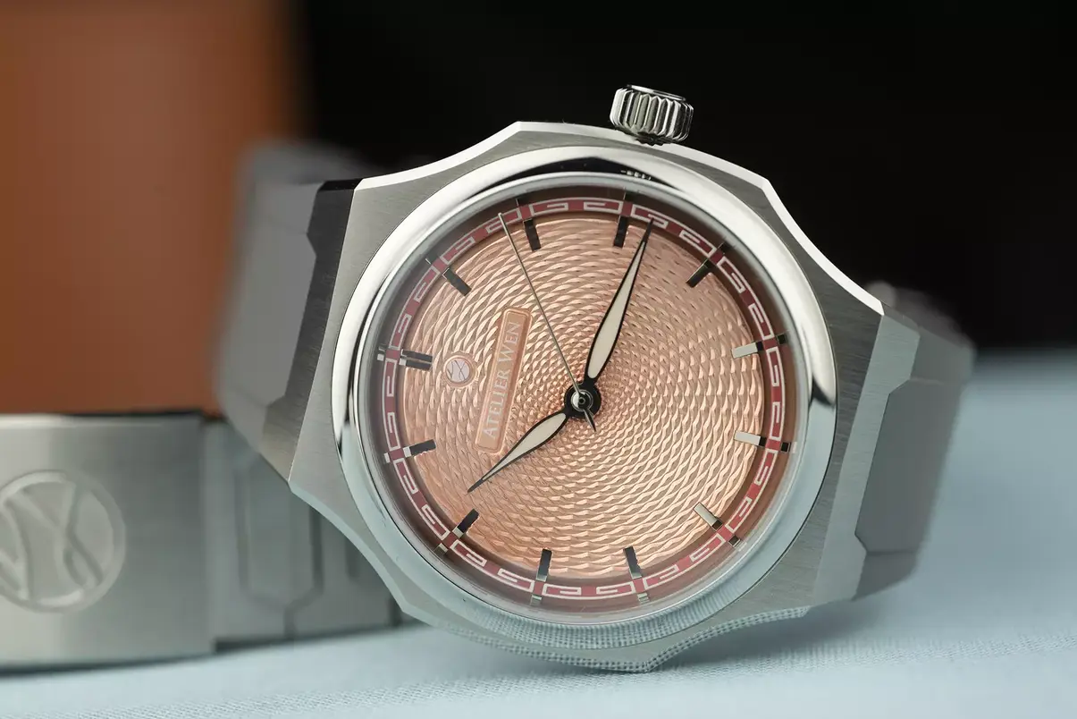 Atelier Wen Perception con guilloché manual artesanal en esfera salmón por maestro Cheng Yucai, alta relojería china independiente