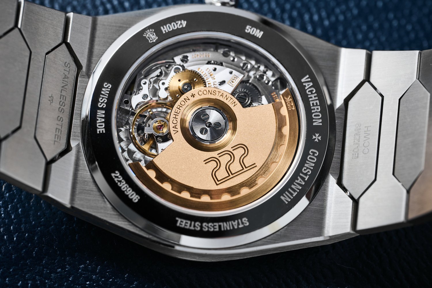 Fleming Series 1 mostrando arquitectura emocional en relojería independiente con rotor dorado marcado 222