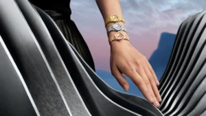 Alta Relojería, Lujo y Análisis 2 Relojes de mujer 2026: Audemars Piguet Royal Oak Mini en oro frosted con dial de patrón tapisserie.