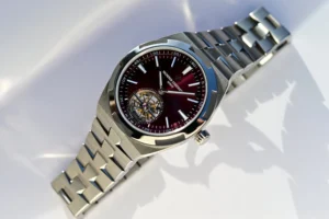 Reloj Vacheron Constantin Overseas Tourbillon en titanio grado 5 con esfera Deep Red y brazalete integrado.