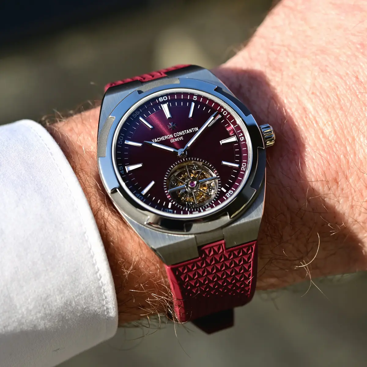 Vacheron Constantin Overseas Tourbillon en muñeca con esfera Deep Red y caja de titanio grado 5, alta relojería suiza 2026