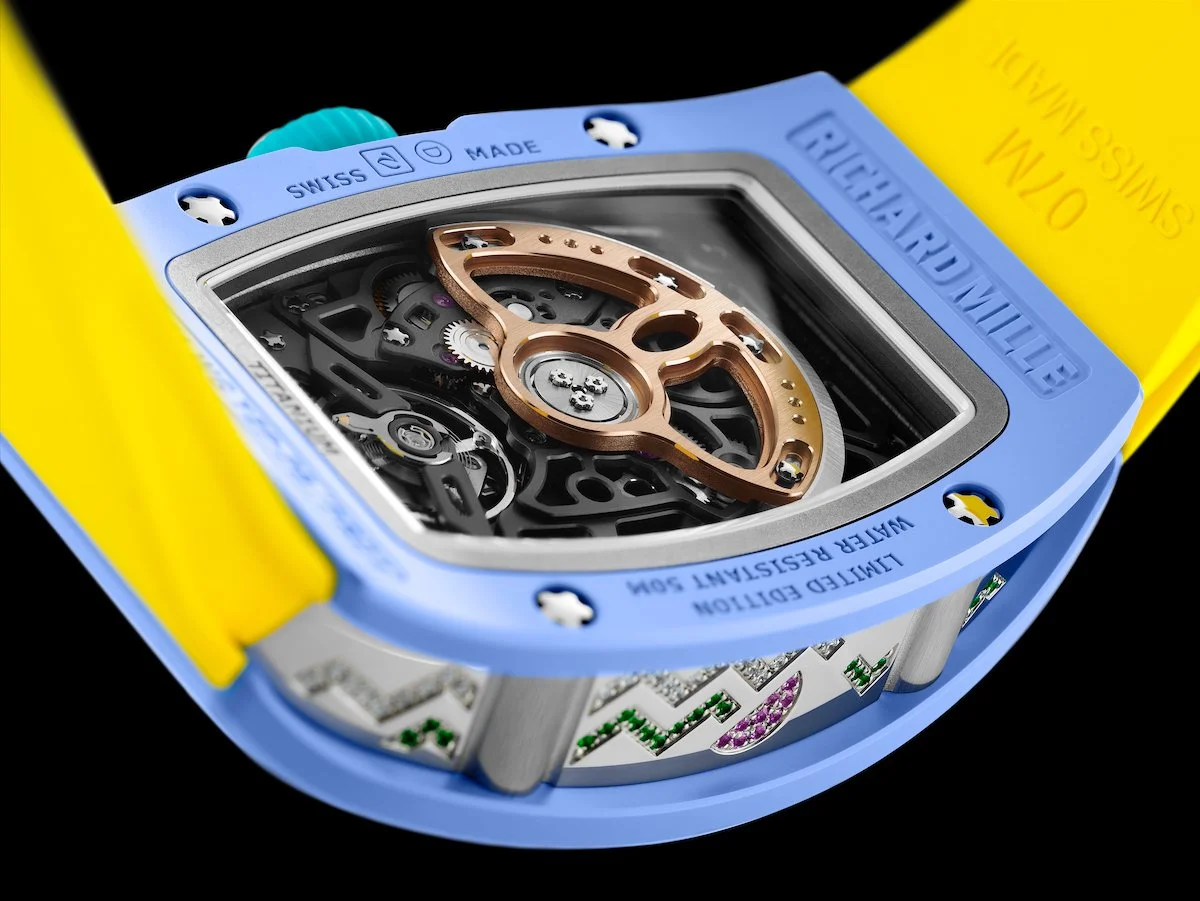 Calibre CRMA2 esqueletado de Richard Mille visto a través del fondo de cristal de zafiro