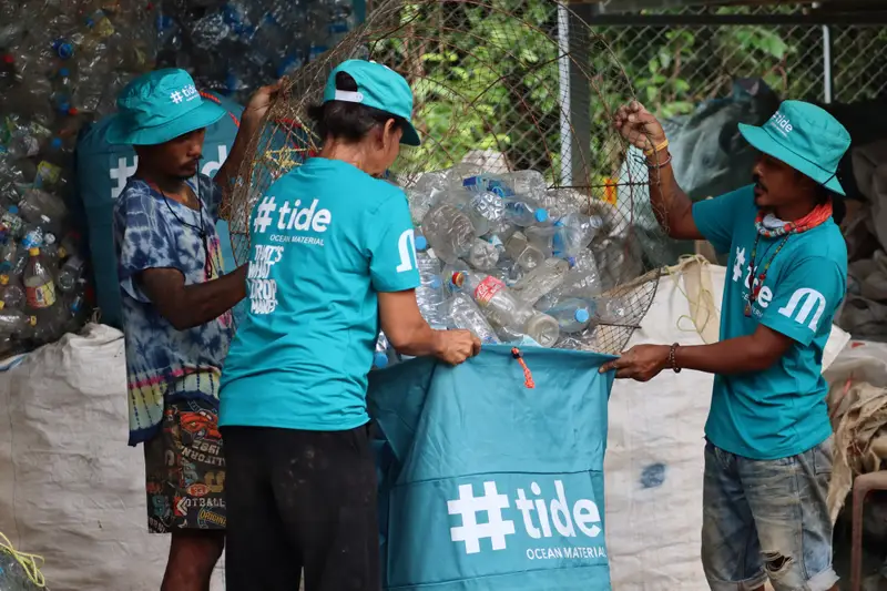 Reloj Timex fabricado con plástico oceánico reciclado de la iniciativa Tide, con correa y caja de material sostenible color azul marino