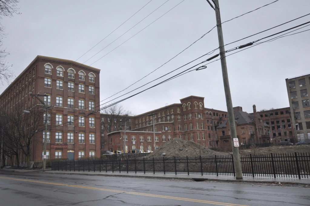 Vista histórica de la fábrica de Waterbury Clock Company en Connecticut, donde nació la que sería la marca Timex en 1854